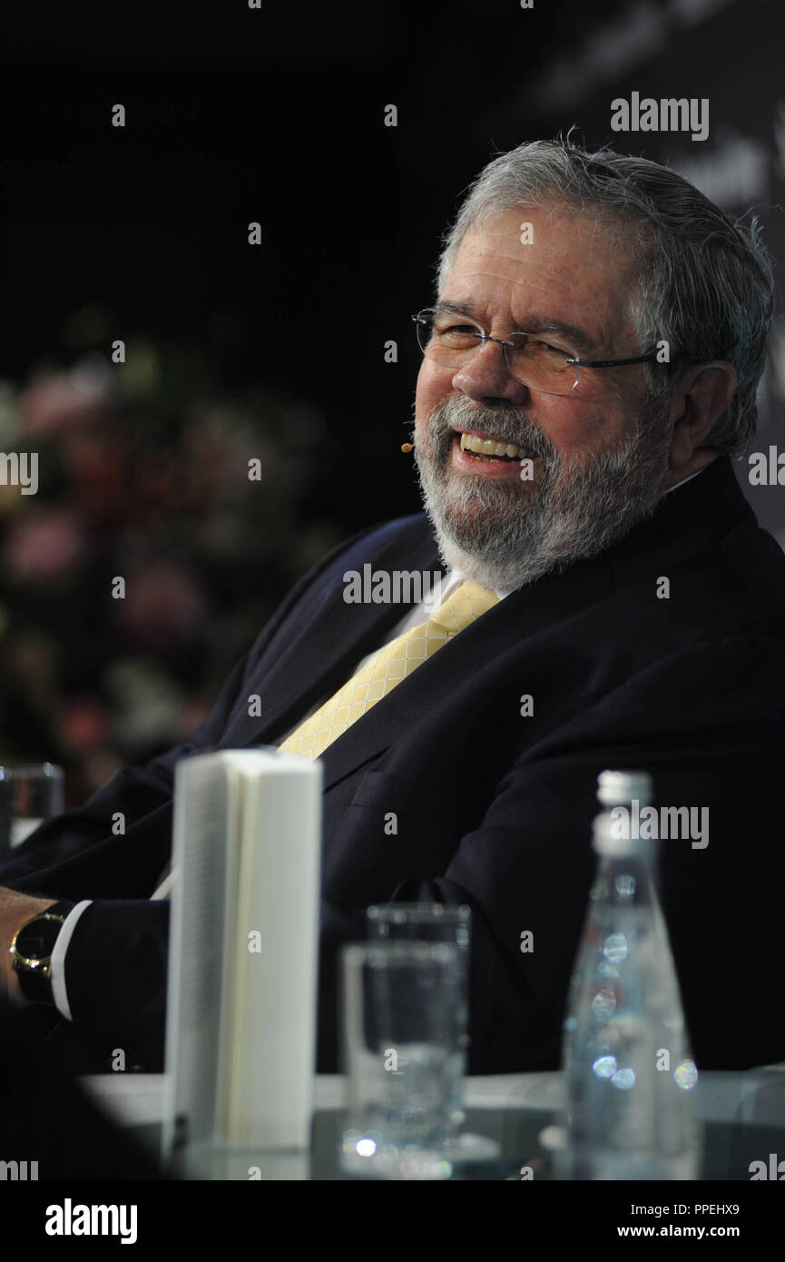 David Cay Johnston, un giornalista e autore del libro la realizzazione di Donald Trump, presso il Vertice economico della Sueddeutsche Zeitung in Berlin's Hotel Adlon. Foto Stock