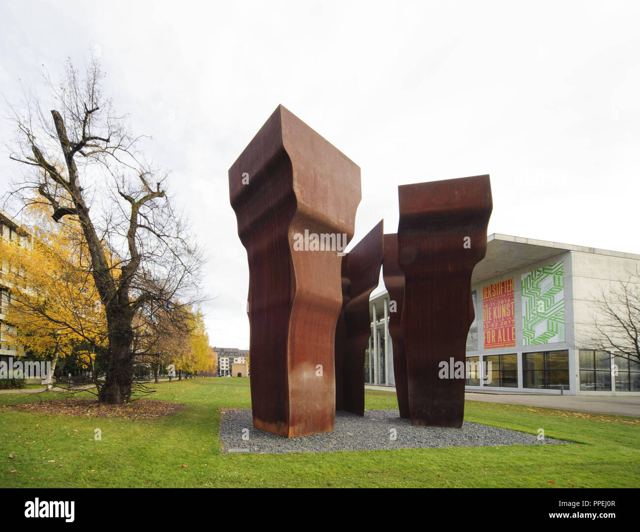 La scultura Buscando la Luz (ricercare la luce) dai Paesi baschi scultore Eduardo Chillida davanti la Pinakothek der Moderne (sullo sfondo a destra) sulla Barer Strasse a Monaco di Baviera il quartiere dei musei. Foto Stock