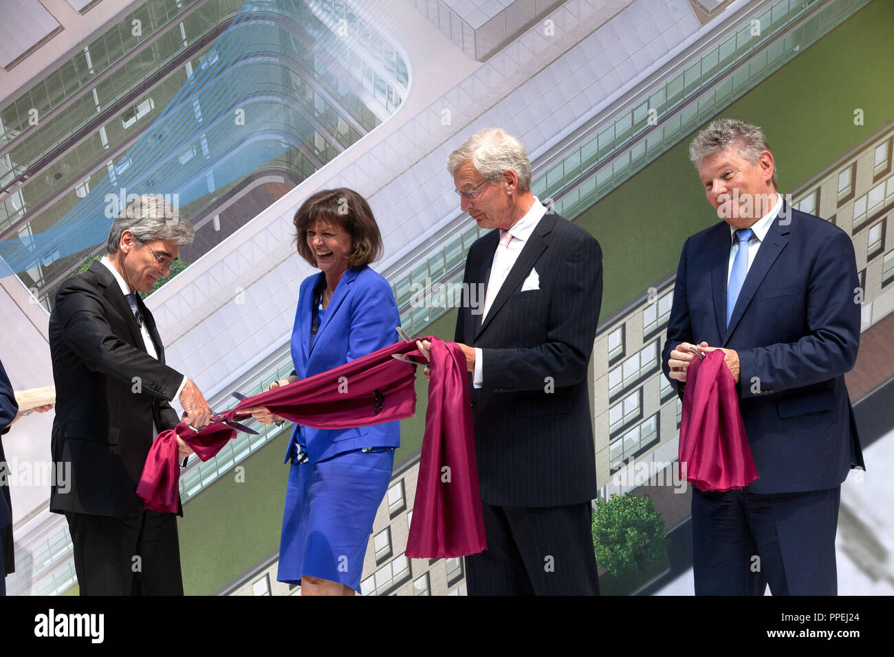 Siemens CEO Joe Kaeser, ministro degli Affari economici Ilse Aigner, Presidente Gerhard Cromme e Monaco di Baviera di Lord Mayor Dieter Reiter all apertura della sede Siemens a Wittelsbacher Platz a Monaco di Baviera. Foto Stock