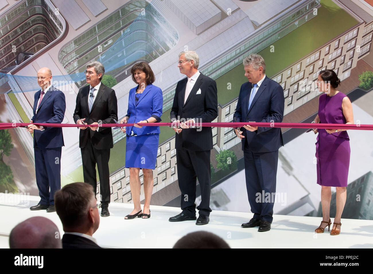 Siemens CEO Joe Kaeser, ministro degli Affari economici Ilse Aigner, Presidente Gerhard Cromme e Monaco di Baviera di Lord Mayor Dieter Reiter all apertura della sede Siemens a Wittelsbacher Platz a Monaco di Baviera. Foto Stock