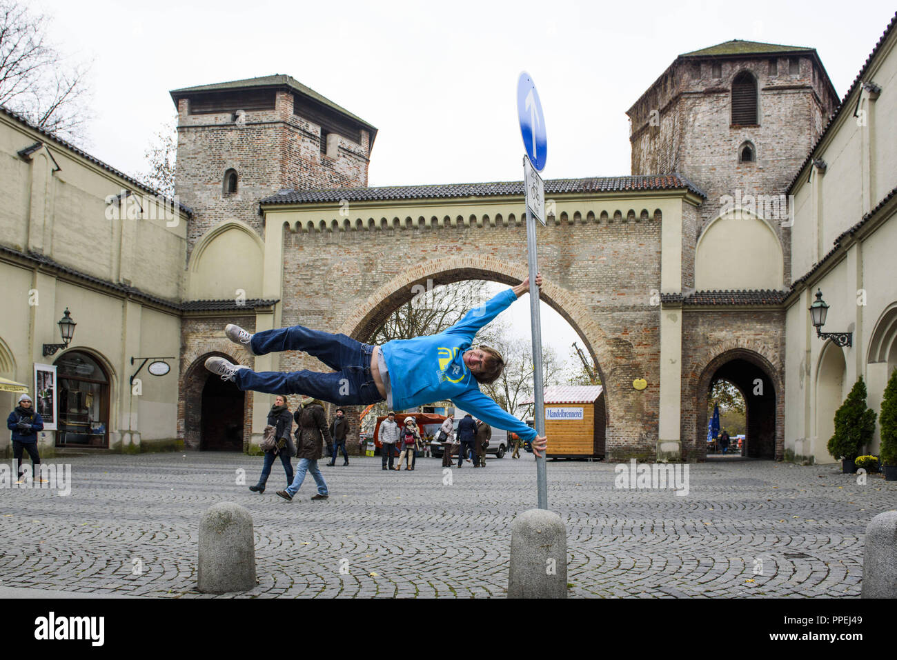 L'artista concettuale Alexis Dworsky e il suo partner del progetto, l'atleta di parkour Andreas Ruby, presente il loro premiato progetto arte 'Urban Trimm Dich - Aus Stadt mach Sport'. La foto mostra Andreas Ruby quando bollard saltando al tredicesimo corso in Sendlinger-Tor-Platz. Foto Stock