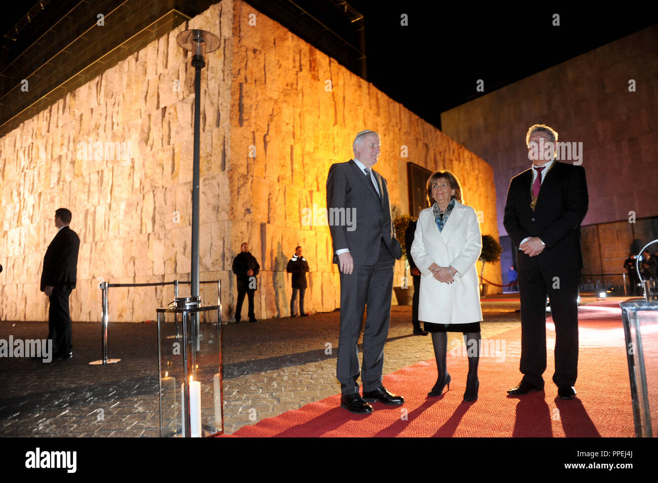 Da sinistra a destra: il primo ministro bavarese Horst Seehofer (CSU), Charlotte Knobloch, presidente della comunità ebraica di Israele, e il Sindaco di Dieter Reiter (SPD), alla celebrazione del decimo anniversario della Ohel Jakob Sinagoga sulla St. Jakobs- Platz. Foto Stock