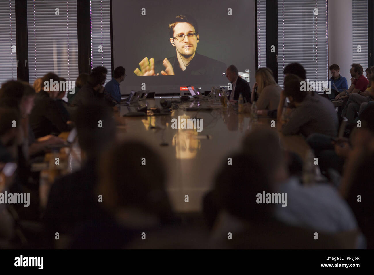 Come parte dell'Editor's Lab Congresso della Sueddeutsche Zeitung (SZ) e il Global Editors Network (GEN), il US-giornalista americano e gen membro del consiglio di amministrazione Dan Gillmor (estrema destra in background) conduce una virtual live intervista con il whistleblower Edward Snowden. Foto Stock