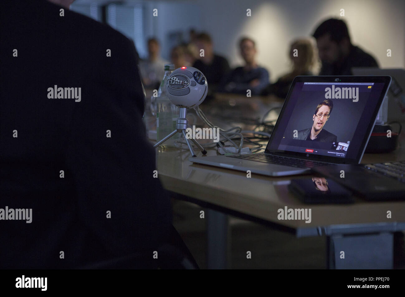 Come parte dell'Editor's Lab Congresso della Sueddeutsche Zeitung (SZ) e il Global Editors Network (GEN), il US-giornalista americano e gen membro del consiglio di amministrazione Dan Gillmor (sinistra) conduce una virtual live intervista con il whistleblower Edward Snowden. Foto Stock