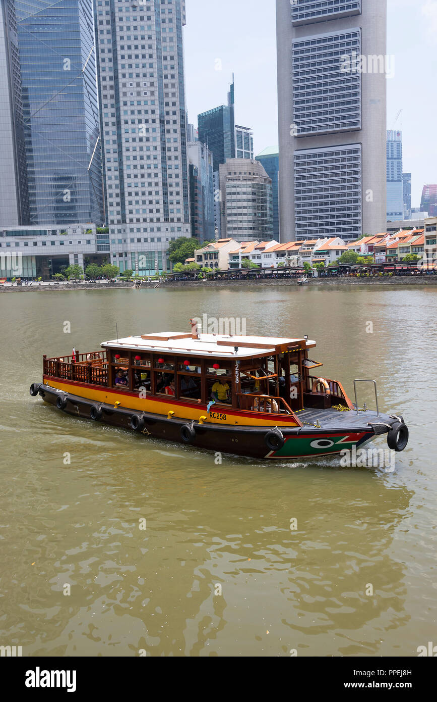 La bella Boat Quay alloggiamento ristoranti con Taxi passeggeri barca sul Fiume Singapore South Bank Singapore Foto Stock