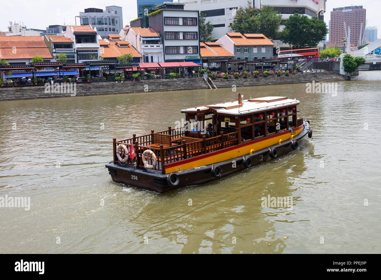La bella Boat Quay alloggiamento ristoranti con Taxi passeggeri barca sul Fiume Singapore South Bank Singapore Foto Stock