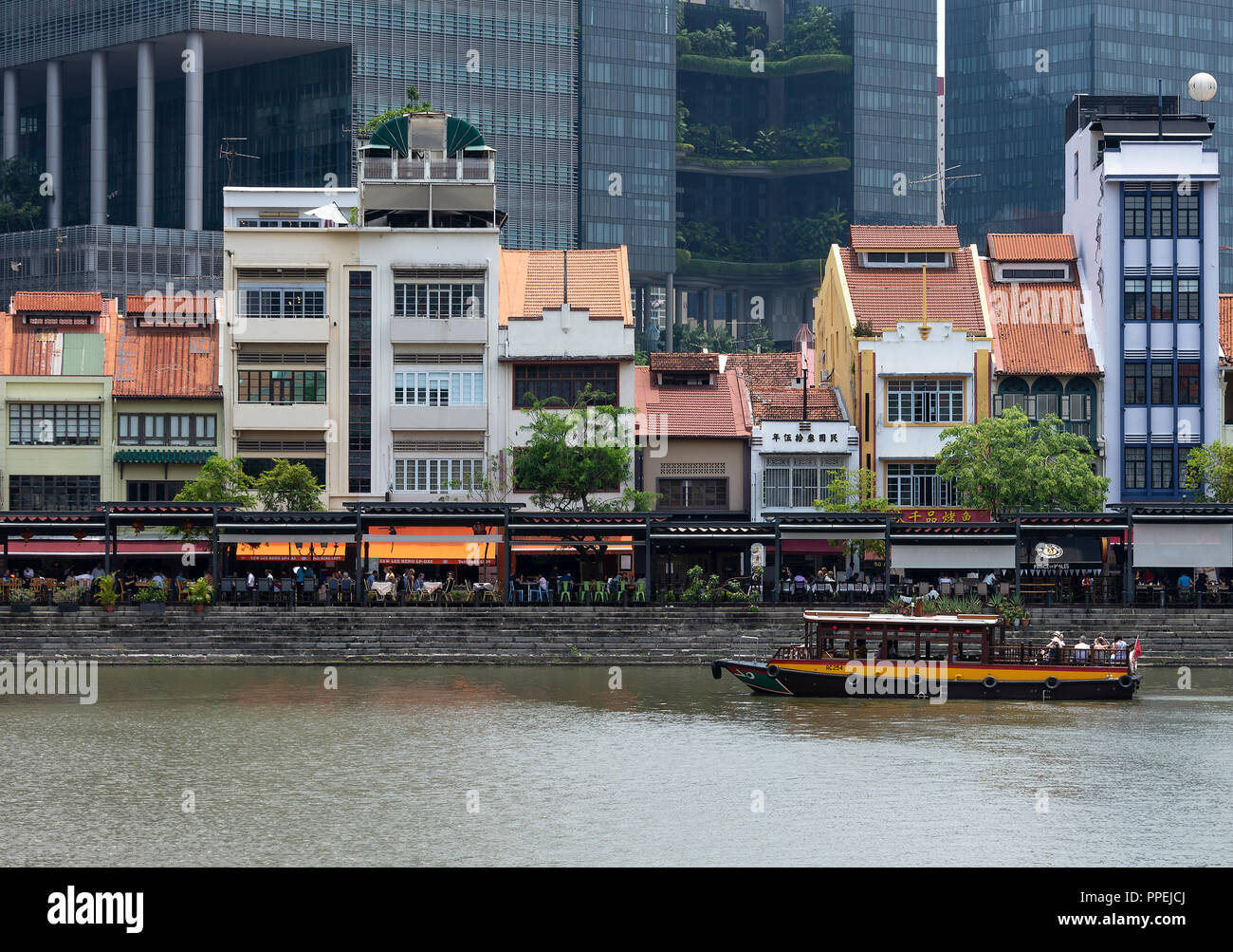 La bella Boat Quay alloggiamento ristoranti con Taxi passeggeri barca sul Fiume Singapore South Bank Singapore Foto Stock