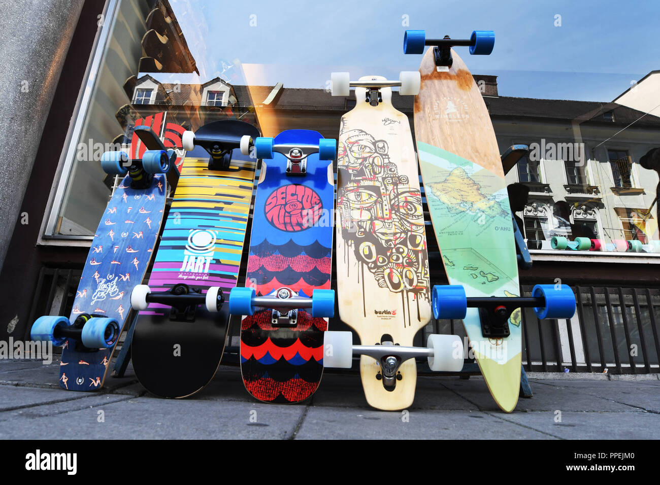 Un piccolo cruiser, uno skateboard, un cruiser e due longboards davanti a  'disossate' skate shop in Herzogspitalstrasse 7 Foto stock - Alamy