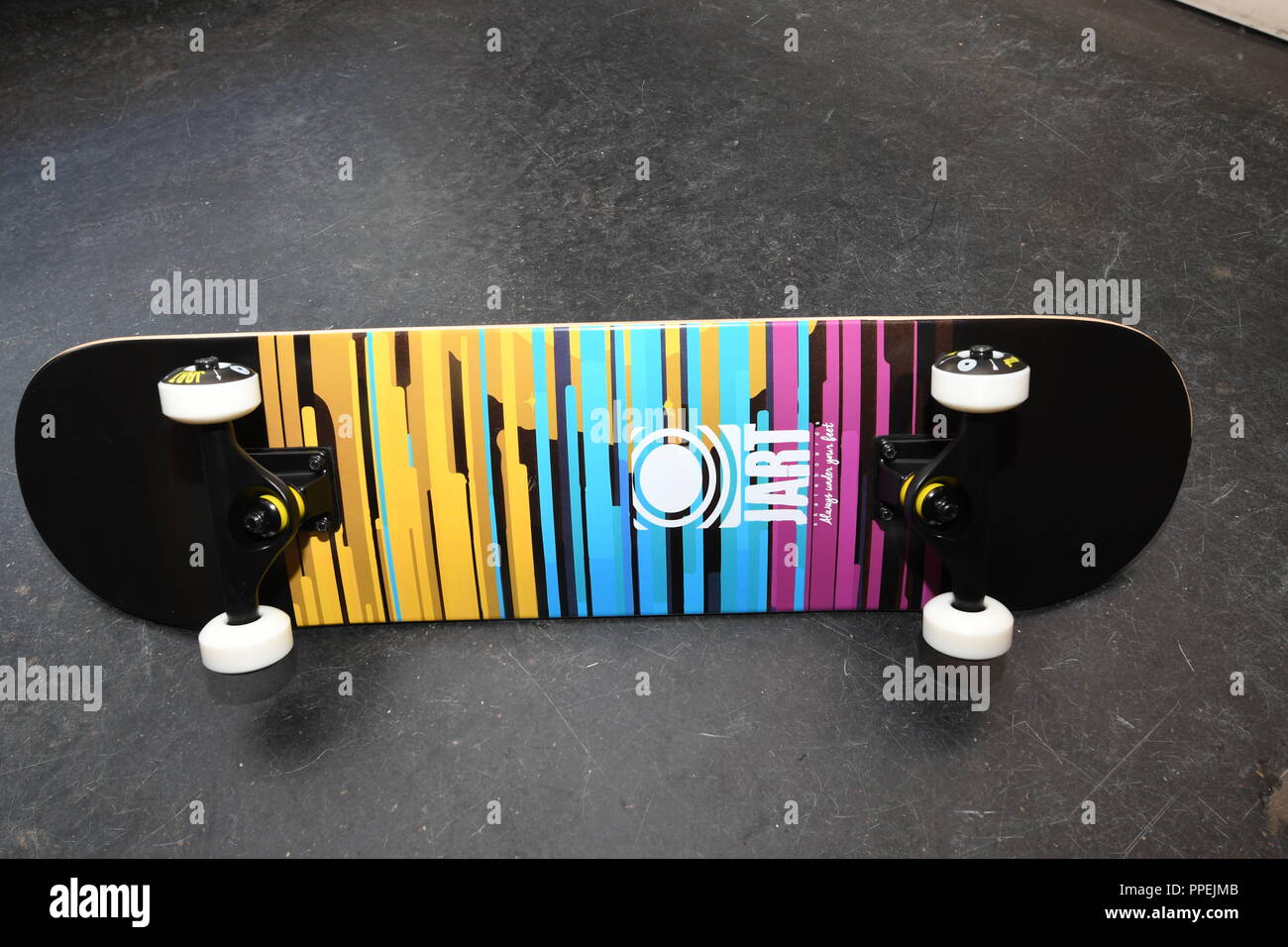 Skateboard nel "disossate' skate shop a Herzogspitalstrasse 7 Foto stock -  Alamy