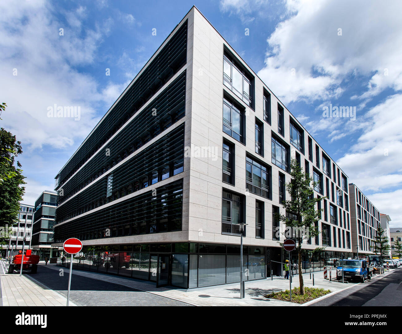 Il nuovo edificio della Siemens Corporate Headquarters a Wittelsbacherplatz tra Altstadtring e Kardinal-Doepfner-Strasse (nella foto l'angolo per Finkenstrasse). Foto Stock