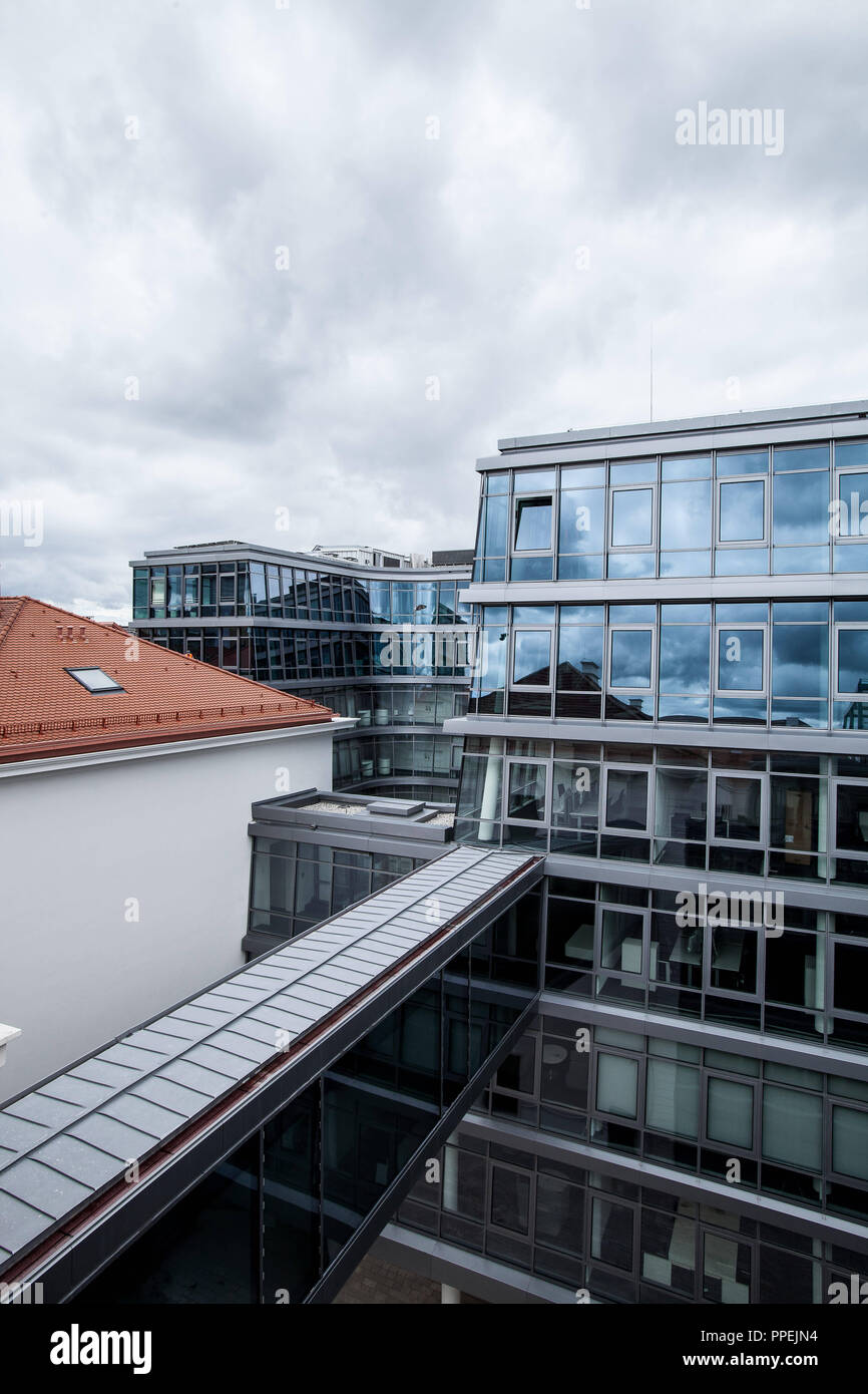 La vista dalla terrazza sul tetto del nuovo edificio della Siemens Corporate Headquarters a Wittelsbacherplatz tra Altstadtring e Kardinal-Doepfner-Strasse. Foto Stock