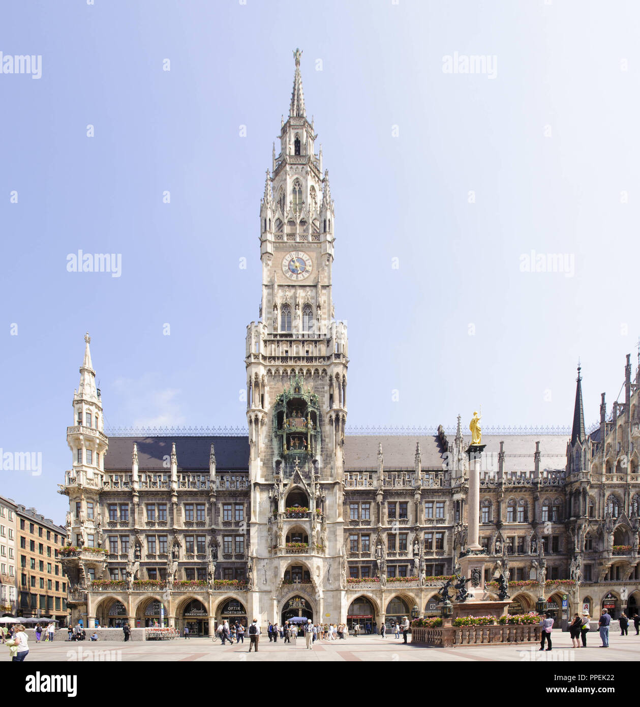 Il Municipio in Marienplatz di Monaco di Baviera è la sede del sindaco di Monaco di Baviera, il consiglio della città e sede del governo della città. In Rathausturm (torre), il Glockenspiel con il Schaefflertanz (la coopers' danza). Foto Stock