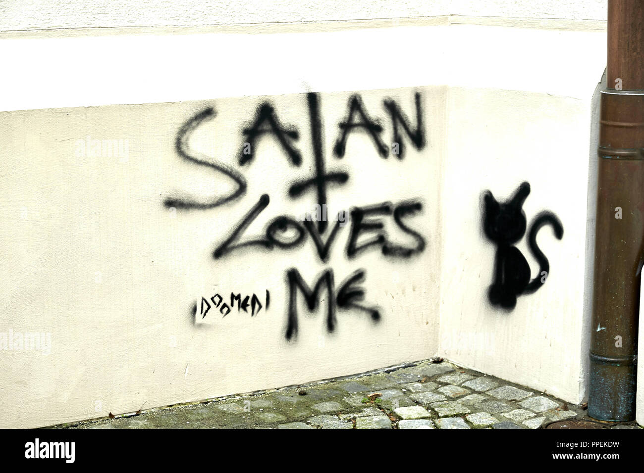 Graffito satana mi ama" presso la chiesa parrocchiale di Santa Maria Assunta a Bad Toelz. Foto Stock