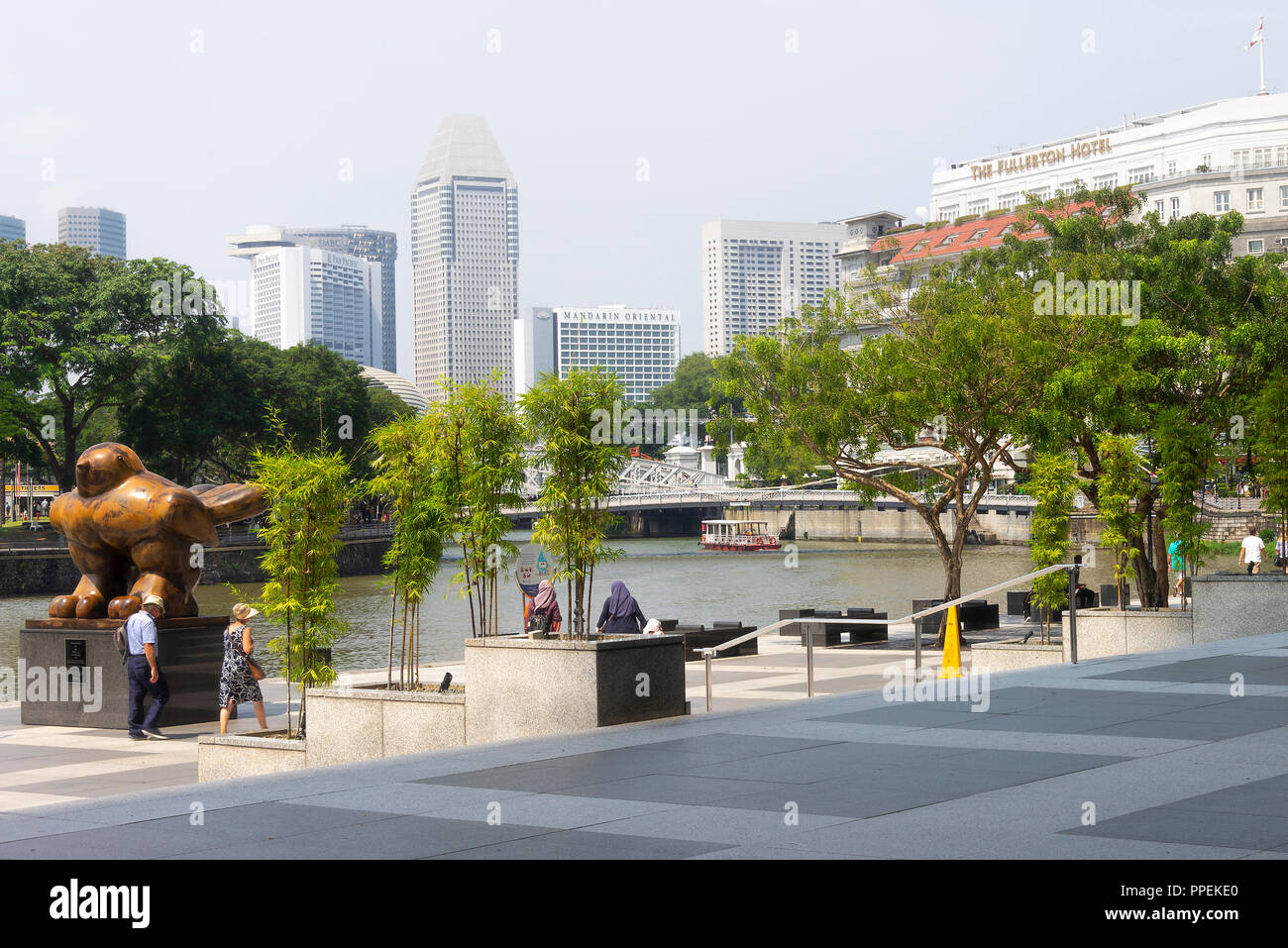 Raffles Place sul Fiume Singapore con Fullerton Pan Pacific e Mandarin Oriental Hotels, il Ponte Cavenagh e Bird Sculpture Singapore Asia Foto Stock