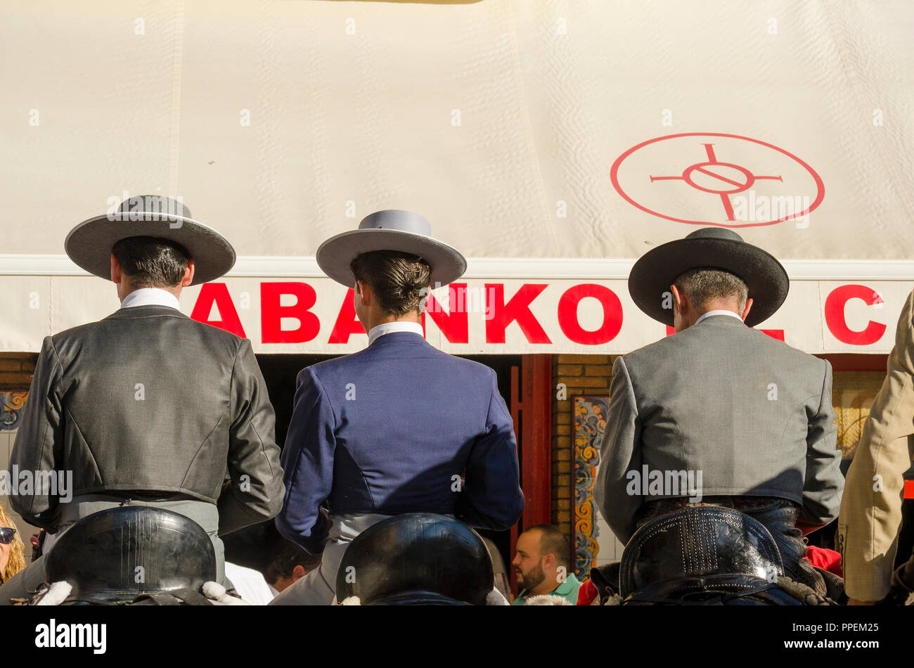 Alcuni cavalieri spagnoli in un bar, indossando cappelli spagnolo, nel corso annuale di equitazione evento. Fuengirola, Andalusia. Foto Stock