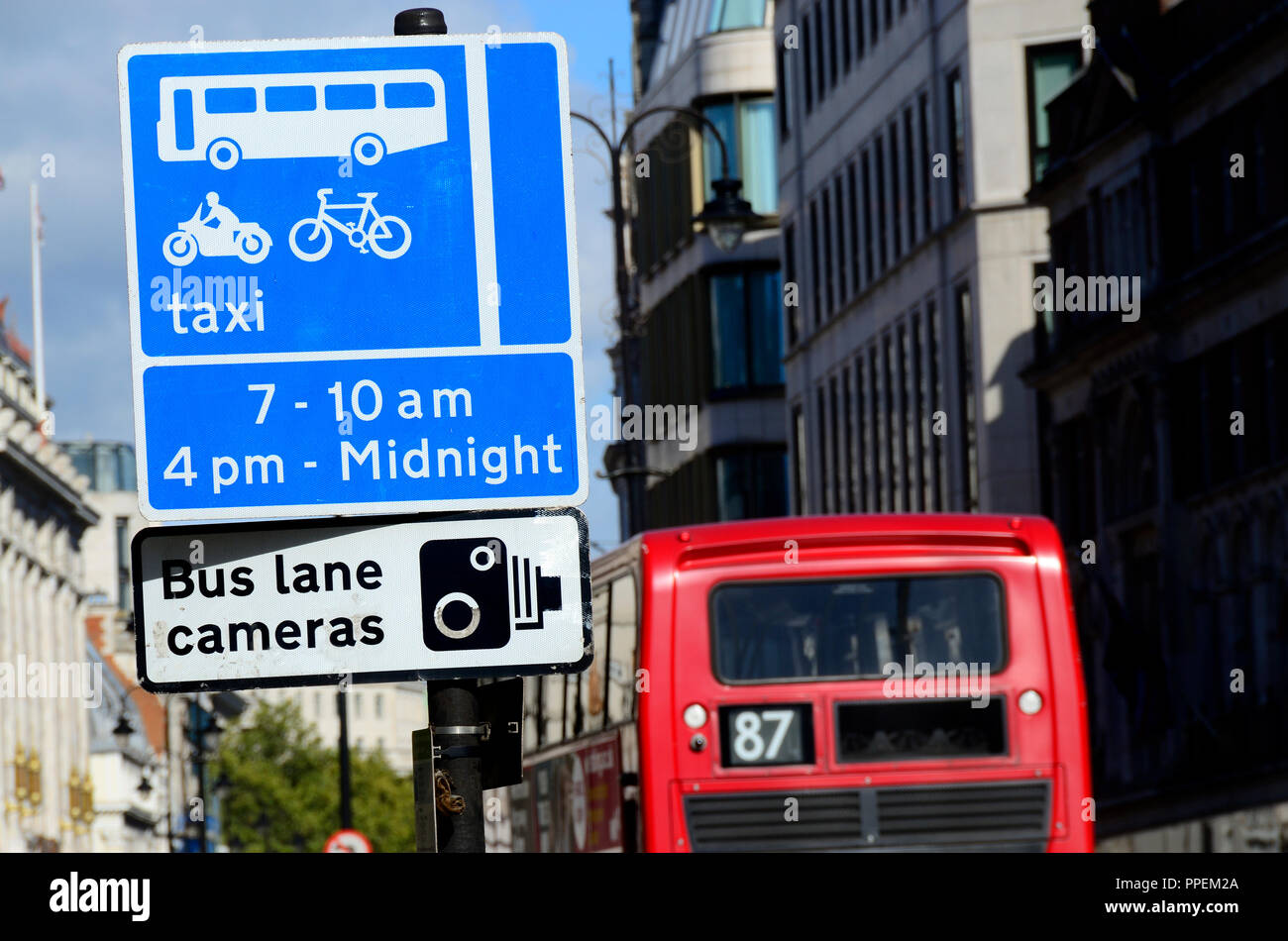 Corsia degli autobus sign in The Strand, Londra, Inghilterra, Regno Unito. Foto Stock