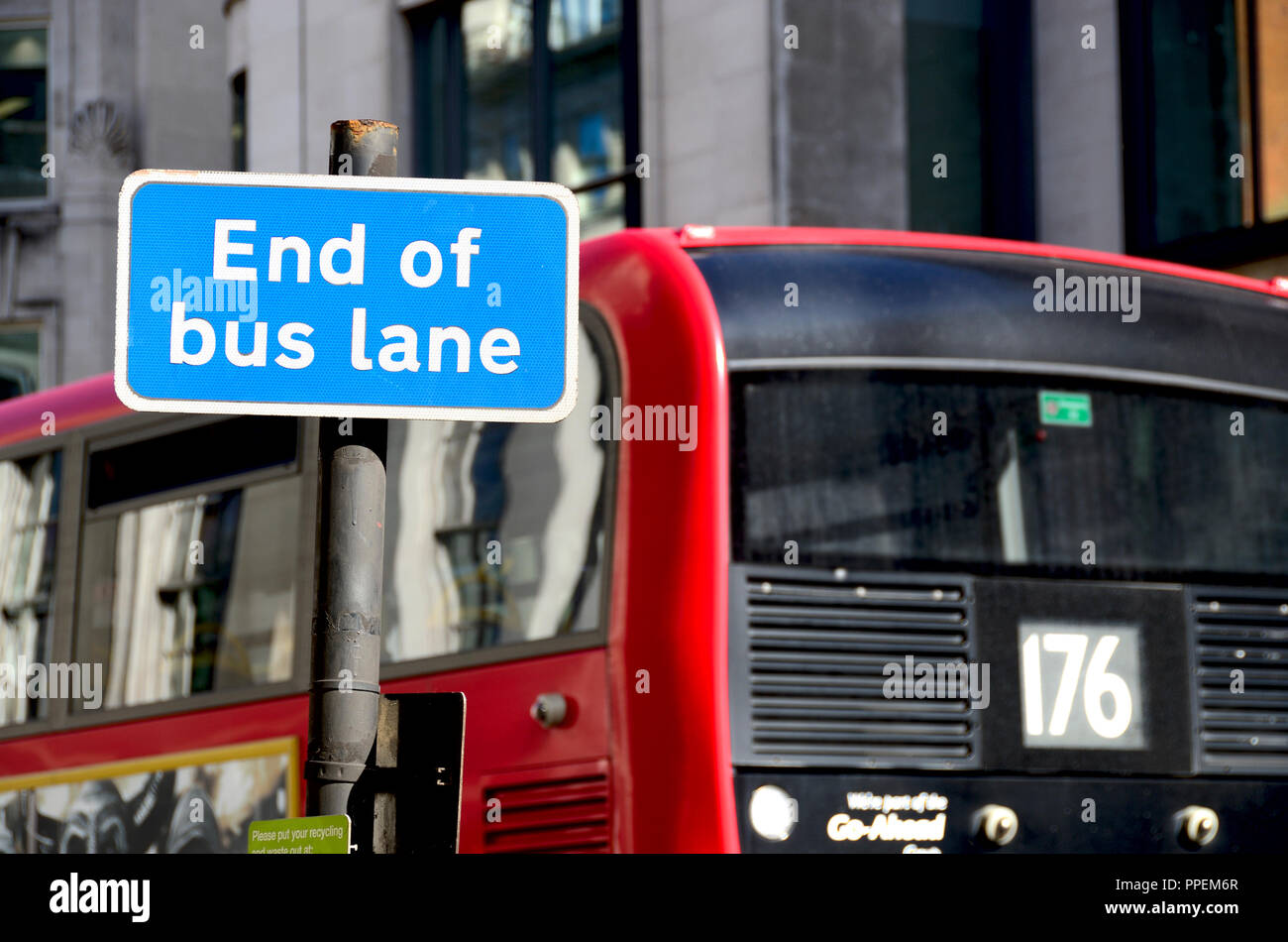 Fine della corsia degli autobus segno, Strand, Londra, Inghilterra, Regno Unito. Foto Stock