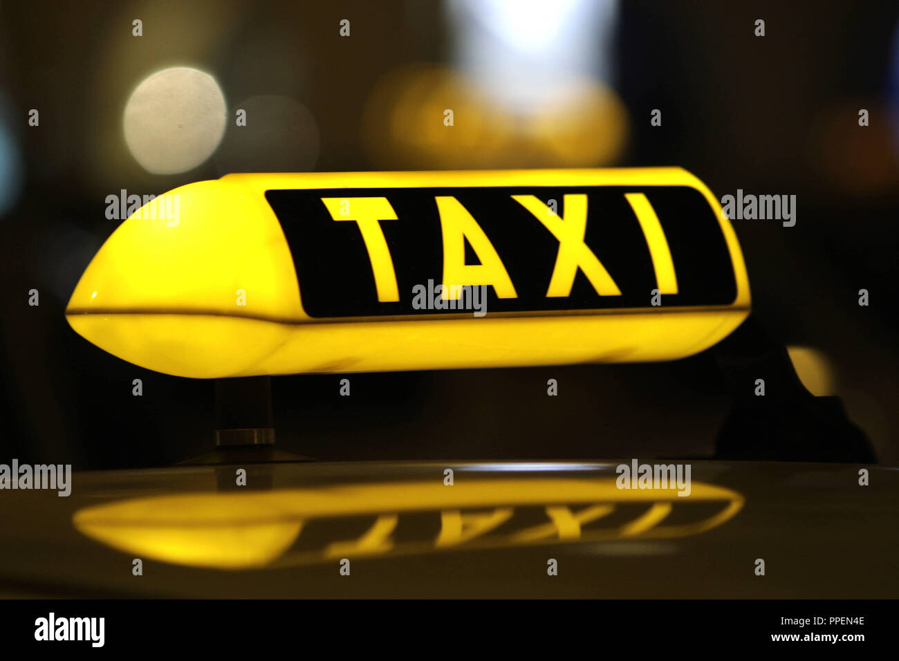 Taxi con insegne luminose in attesa per i clienti di Monaco di Baviera. Foto Stock