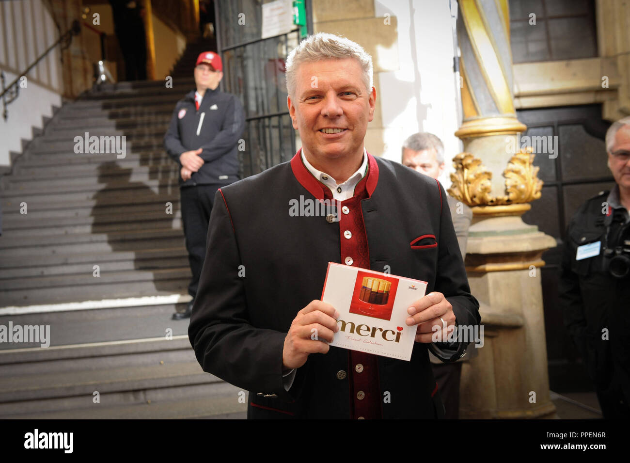 Il neo eletto sindaco e Bayern fan Dieter Reiter accoglie per la prima volta nella città di Monaco di Baviera Hall la squadra del FC Bayern Monaco di Baviera per la celebrazione del campionato. Egli ha ricevuto un cioccolato Merci box dai tifosi di calcio. Foto Stock