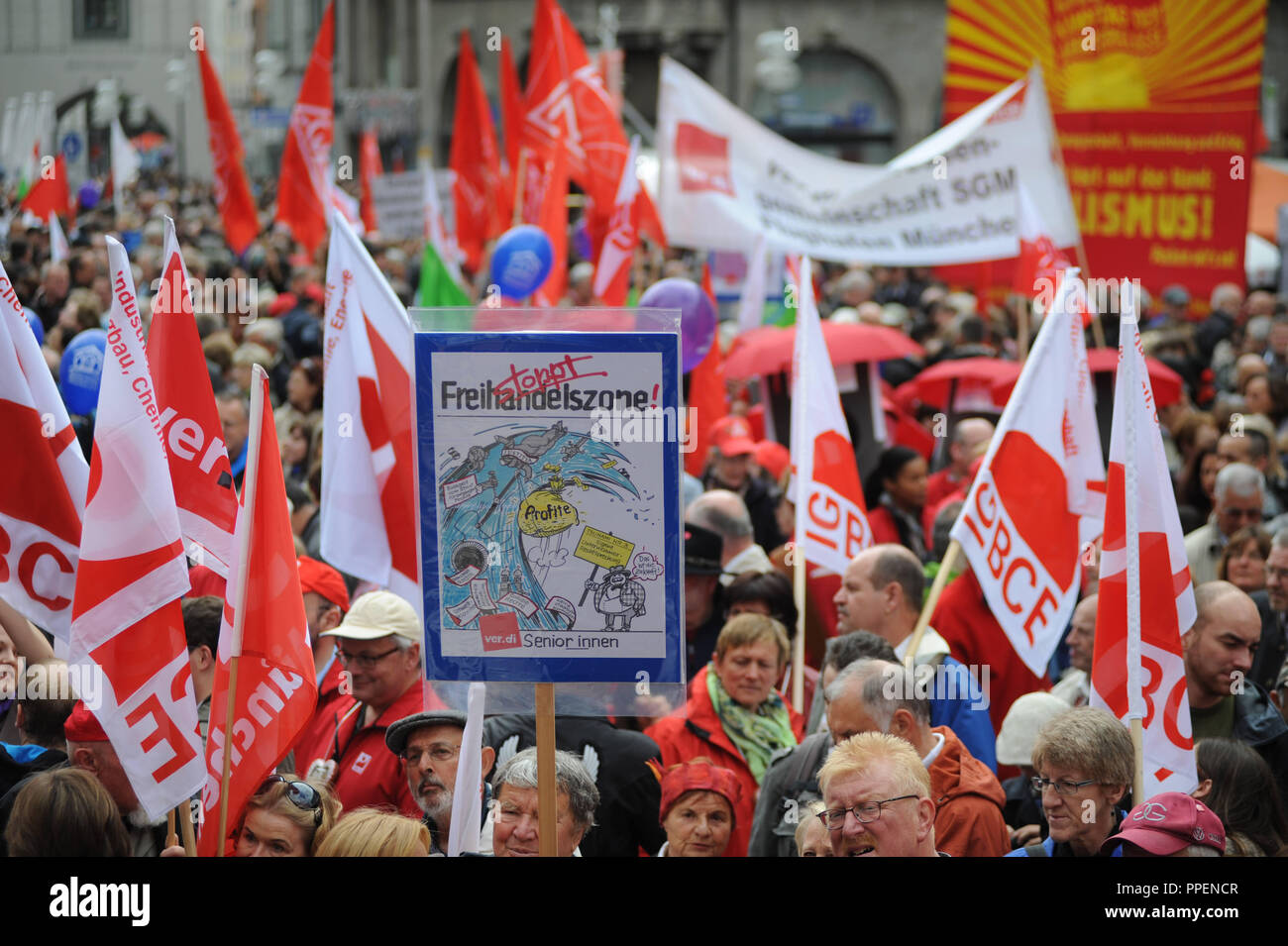 Ai partecipanti di tenere un cartello che diceva "top Zona di libero commercio" nel tradizionale giorno di maggio rally di sindacati sulla Marienplatz di Monaco di Baviera. Foto Stock