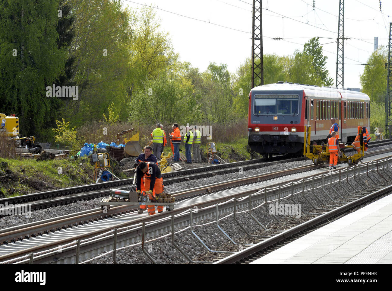 Via lavoratori sostituire la mainline le vie e la via il letto al livello della stazione S-Bahn di Berg am Laim. Foto Stock