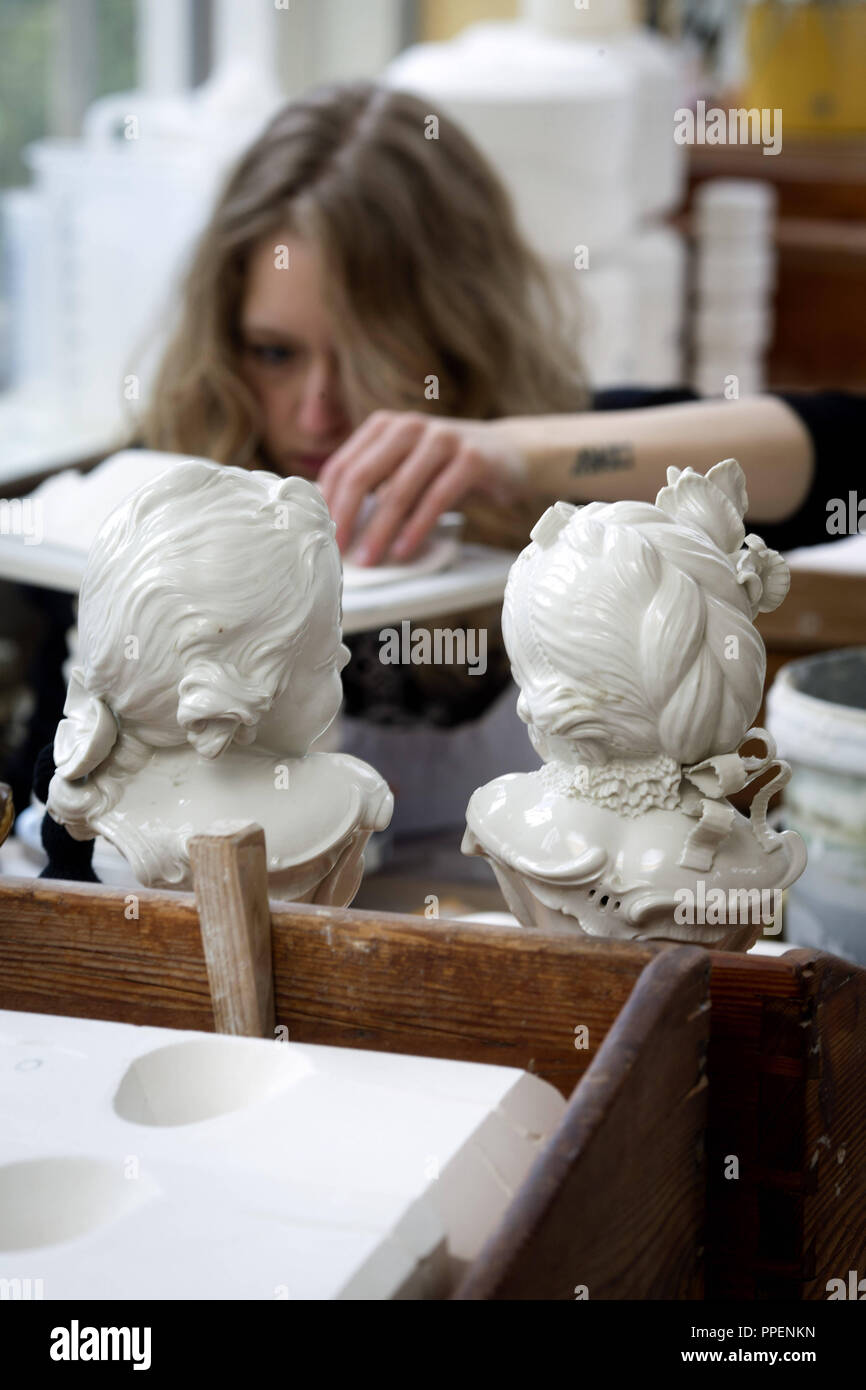 La sagomatura e la modellazione dei capi nel castello di Nymphenburg manifattura di porcellana a Monaco di Baviera. Foto Stock