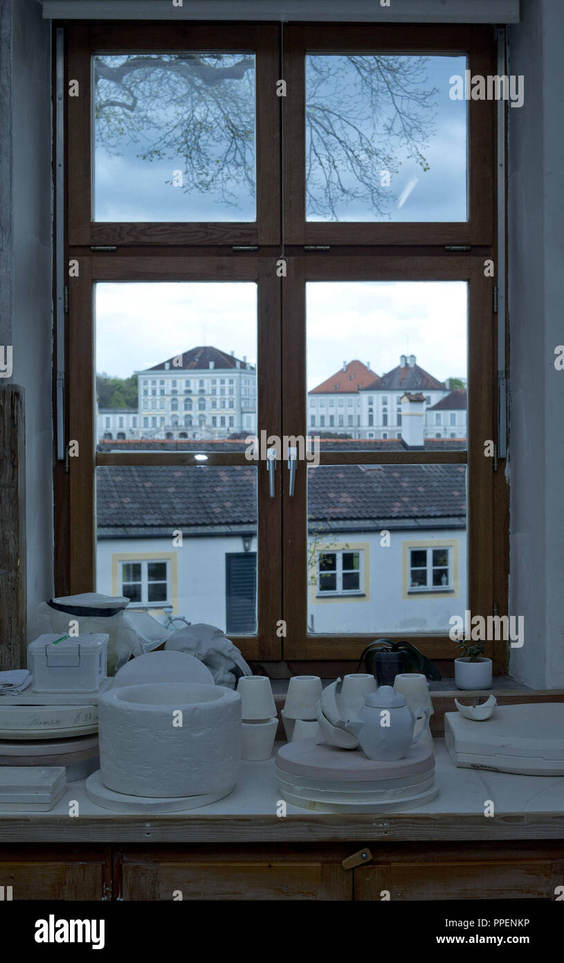 In fonderia di Nymphenburg manifattura di porcellana a Monaco di Baviera le porcellane sono memorizzati nella parte anteriore della finestra che si affaccia sul Castello. Foto Stock