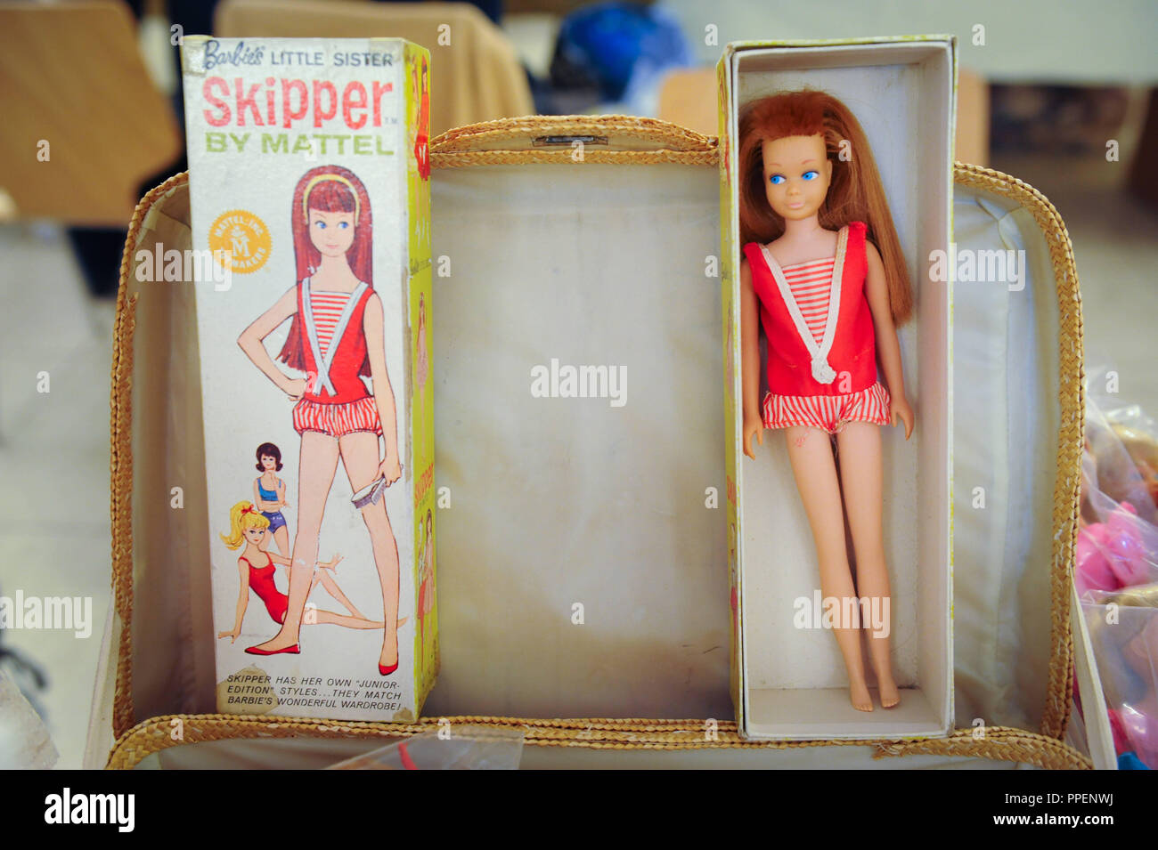Al mercato di Barbie nella formazione hotel Santa Teresa a Gern, numerosi espositori da casa e all'estero visualizzare loro spesso rari e preziosi oggetti da collezione e le offrono in vendita. La foto mostra una bambola Skipper. Foto Stock