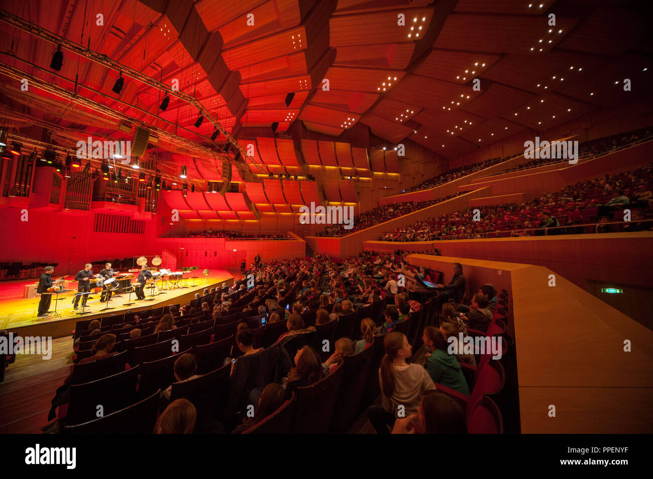 Durante la giornata di azione 'Der Gasteig brummt' sono offerti round 60 concerti, workshop e dimostrazioni di strumenti per i bambini e gli adolescenti sotto il motto "suoni provenienti da tutto il mondo' dal centro culturale Gasteig e la Filarmonica. Nella foto i percussionisti del Monaco di Baviera Philharmonic Orchestra: Zisch, Krach, Bumm... hier gibt era auf die Ohren! (Bing Bang Boom...ecco qualcosa per le vostre orecchie!). I percussionisti della Filarmonica andare in un viaggio musicale. Foto Stock