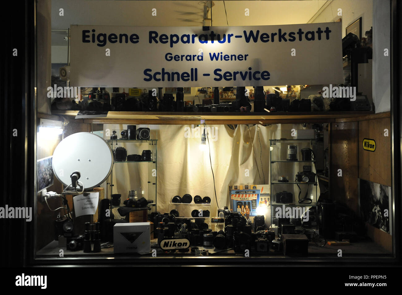 Ingegnere di precisione Gerard Wieners small business nel Landwehrstraße in cui egli riparazioni e solds telecamere analogiche, Monaco di Baviera, Germania Foto Stock