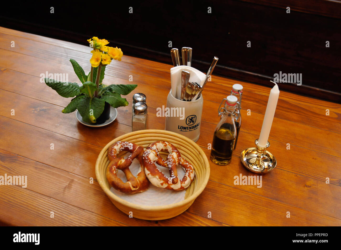 Il Schoberwirt è il più antico guest-house a Unteren Alm, Monaco di Baviera. Tavolo con pretzel cestello Foto Stock