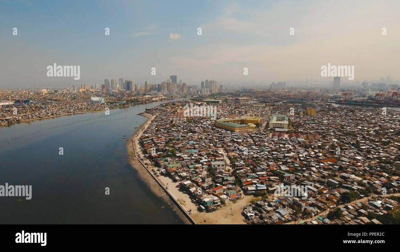 Vista aerea quartiere povero di Manila baraccopoli, ghetti, legno vecchie case, baracche. Delle baraccopoli di Manila, Filippine. Sobborgo di Manila, vista dal piano. Foto Stock