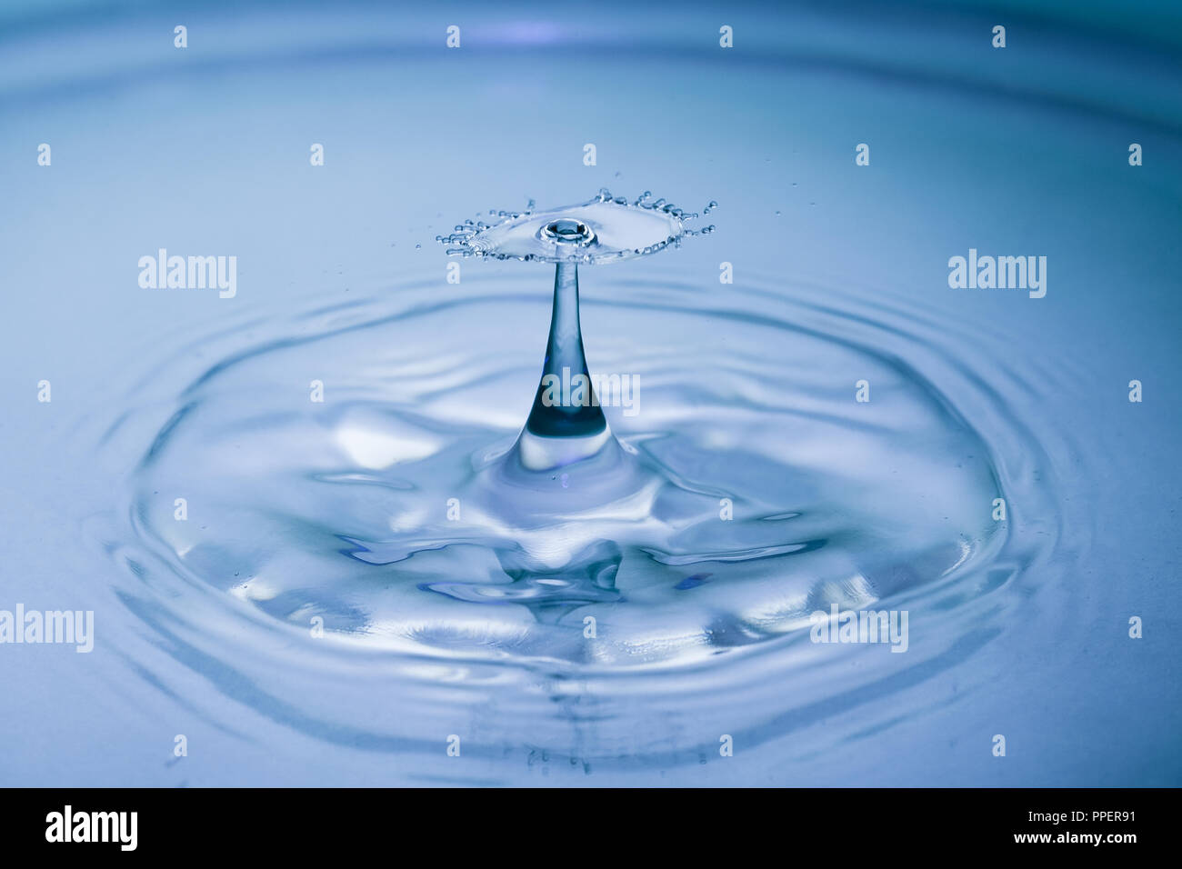 Blue Drop di spruzzi di acqua sulla superficie Foto Stock