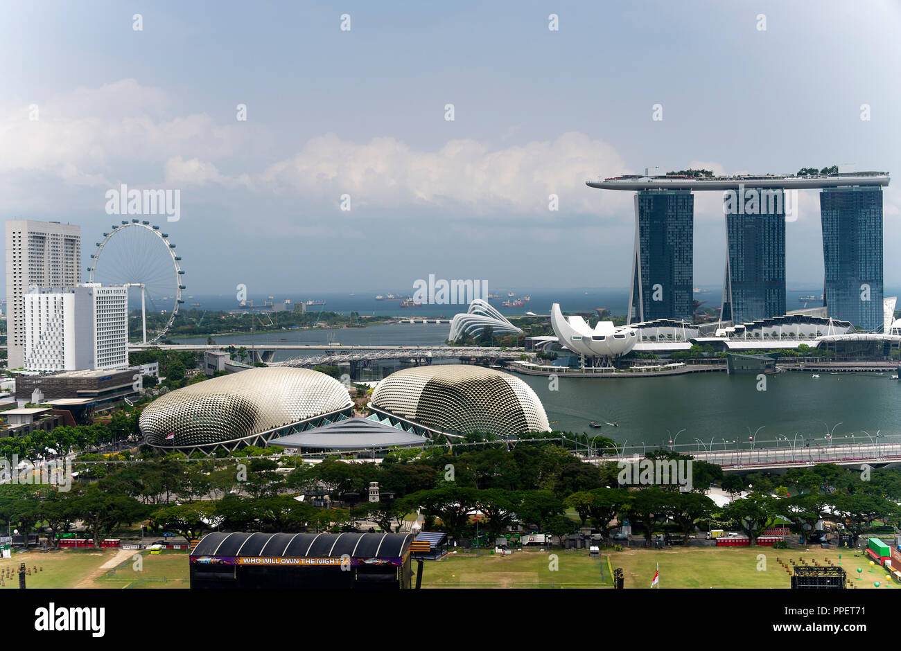 Vista aerea del Padang, Teatri Esplanade, Singapore Flyer, Artscience Museum, Marina Bay Sands Hotel Complex Repubblica di Singapore Asia Foto Stock