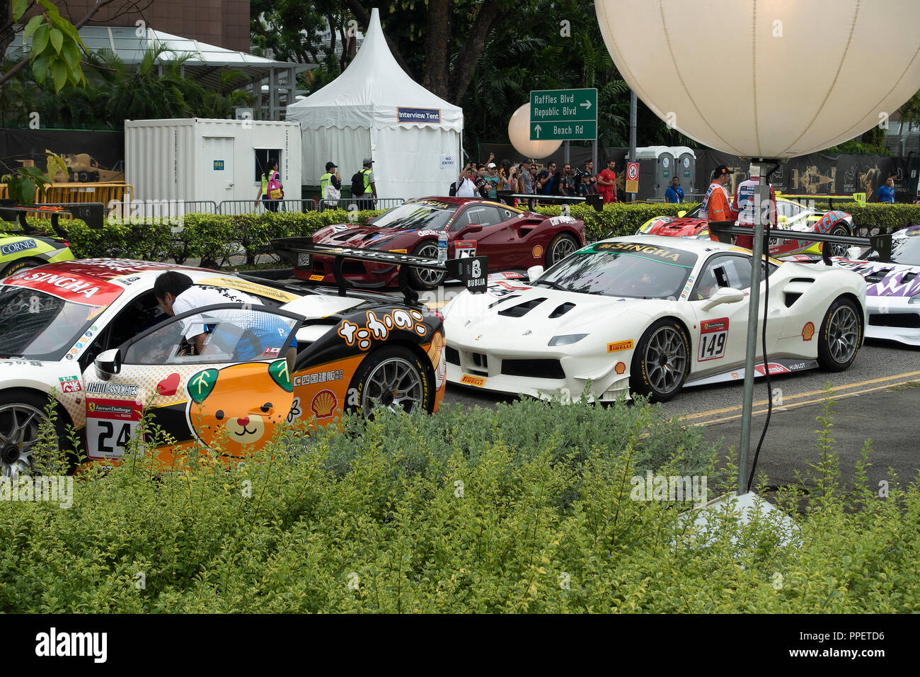 Ferrari 488 Sport Racing Cars nel Ferrari Challenge Asia Pacific Series presso il circuito cittadino di Marina Bay a Singapore Foto Stock