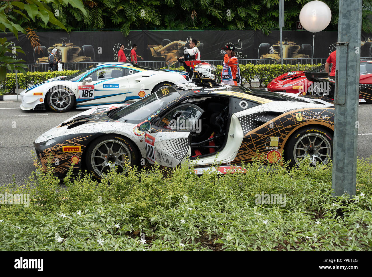 Ferrari 488 Sport Racing Cars nel Ferrari Challenge Asia Pacific Series presso il circuito cittadino di Marina Bay a Singapore Foto Stock