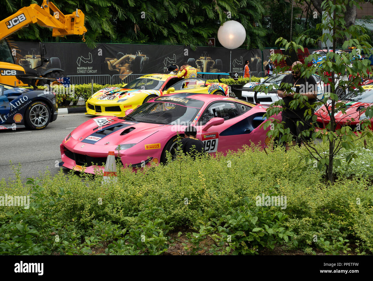 Ferrari 488 Sport Racing Cars nel Ferrari Challenge Asia Pacific Series presso il circuito cittadino di Marina Bay a Singapore Foto Stock