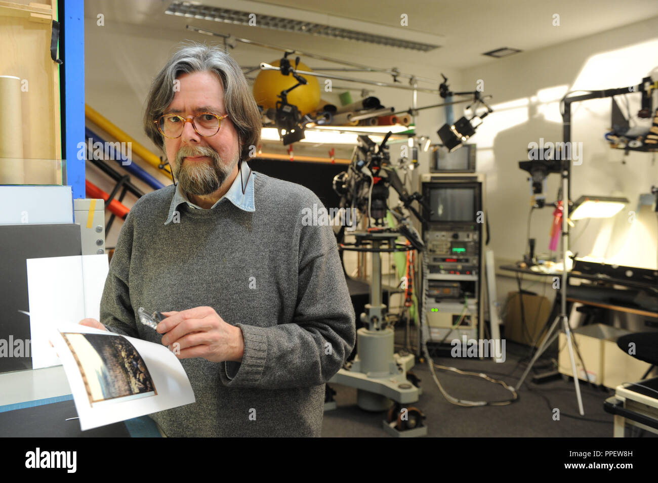 Specialista della telecamera Thomas Schmidt è lo studio di animazione del Bayerischer Rundfunk (BR) a Freimann. Gli oggetti e le immagini poste così in scena che appaiono dinamica e tridimensionale. Foto Stock