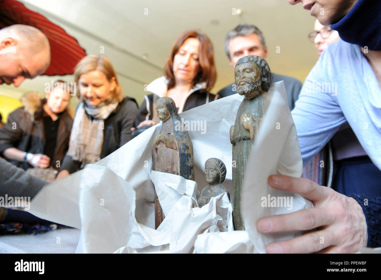 Grande folla al 'Rama dama' la vendita delle scorte eccedentarie dal deposito del Museo Statale di Etnologia di Monaco di Baviera. Foto Stock