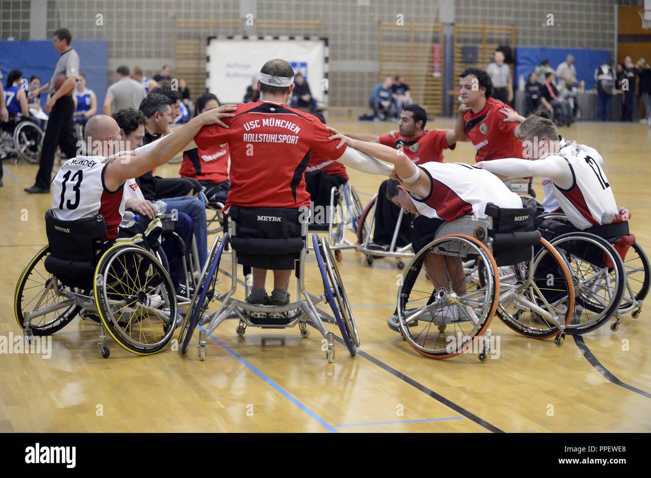 Basket in carrozzella Bundesliga: i giocatori cerchio di USC Monaco di Baviera durante la partita contro Amburgo. Foto Stock
