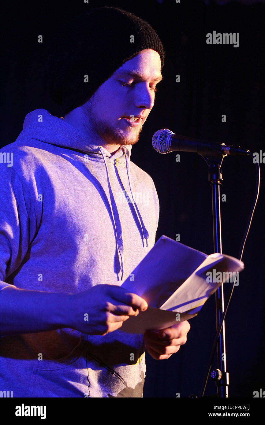 Thomas Kopp durante la poesia Slam nel Kulturschranne a Dachau. Foto Stock