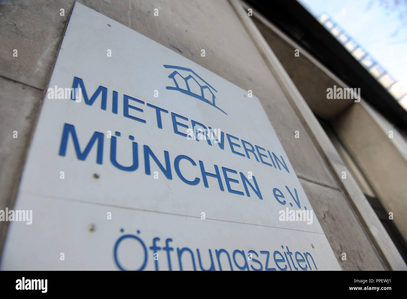 Segno di entrata all'ufficio di Mieterverein Muenchen e.V. in Sonnenstrasse 10. Foto Stock