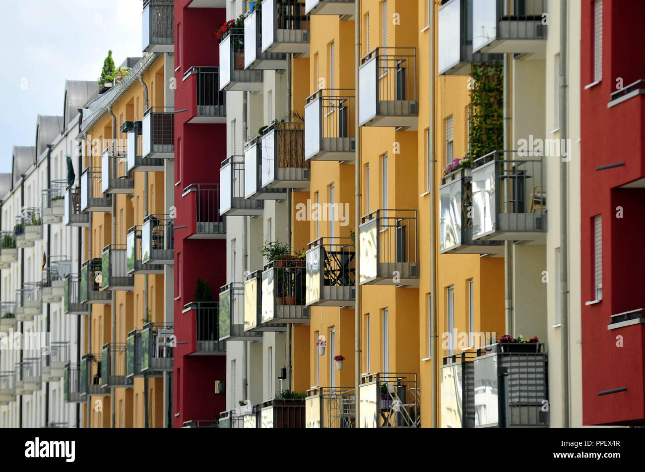 Casa colorate facciate con balconi in Obergiesing. Foto Stock