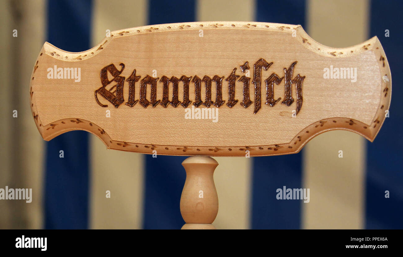 Stammtisch (abituali' tabella) firmare in una tenda di birra presso il festival del folk di Fuerstenfeldbruck. Foto Stock