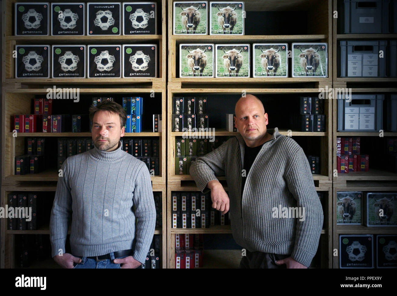 Il game designer Jens Heilmann (destra) e Gunther Weis nel loro gioco di società 'Formbilderladen' in Seefeld / Hechendorf. Foto Stock