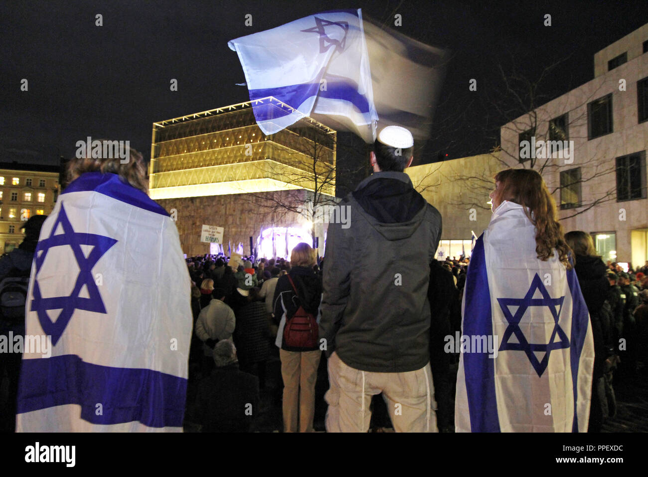 Rally della Solidarietà di alleanza per Israele e la comunità ebraica di Monaco di Baviera prima della sinagoga sulla San Jakobs-Platz a mostrare solidarietà con Israele nella Striscia di Gaza in conflitto con Hamas. Foto Stock