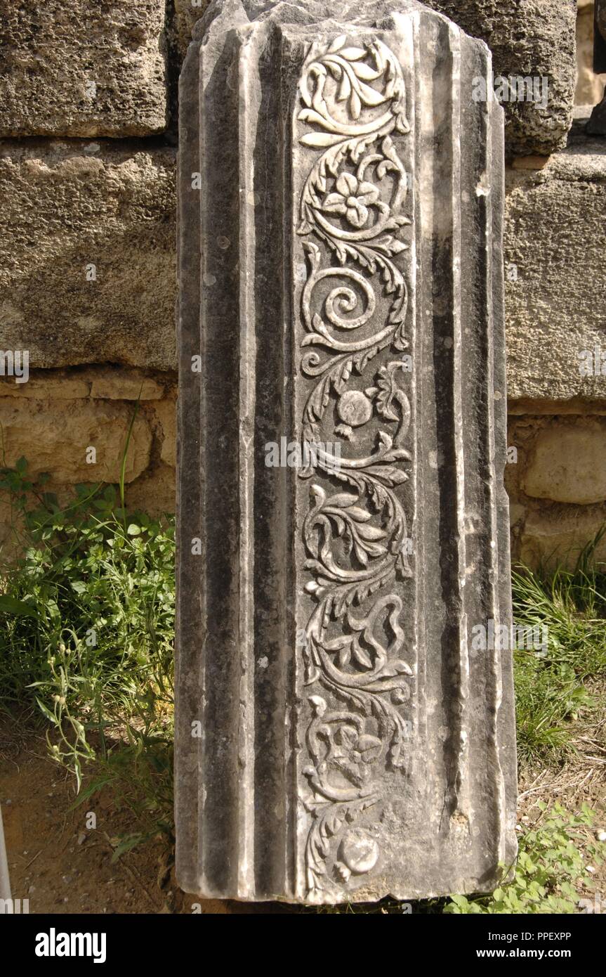 Arte greche. Fidia Workshop rovine, costruita nel 430 a.c. per ospitare la statua di Zeus. Nel quinto secolo, Teodosio II trasformò il palazzo in una chiesa paleocristiana. Albero con rilievo. Olympia. La Grecia. Foto Stock