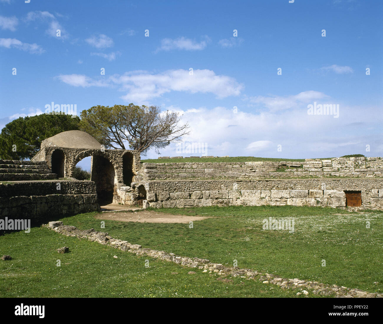L'Italia. Paestum. Anfiteatro Romano. Gateway. I secolo A.C. Campania. Il sud dell'Italia. Foto Stock