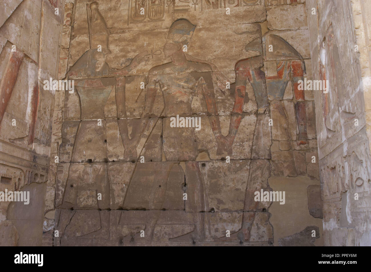 L'Egitto. Abydos. Tempio di Seti I. Nuovo Regno. Xix dinastia. Rilievo con policromia originale raffigurante il Faraone indossa la Corona Blu (Khepresh). Al suo fianco dèi Horus (sinistra) e Khnum (a destra). 1292-1189 A.C. Foto Stock