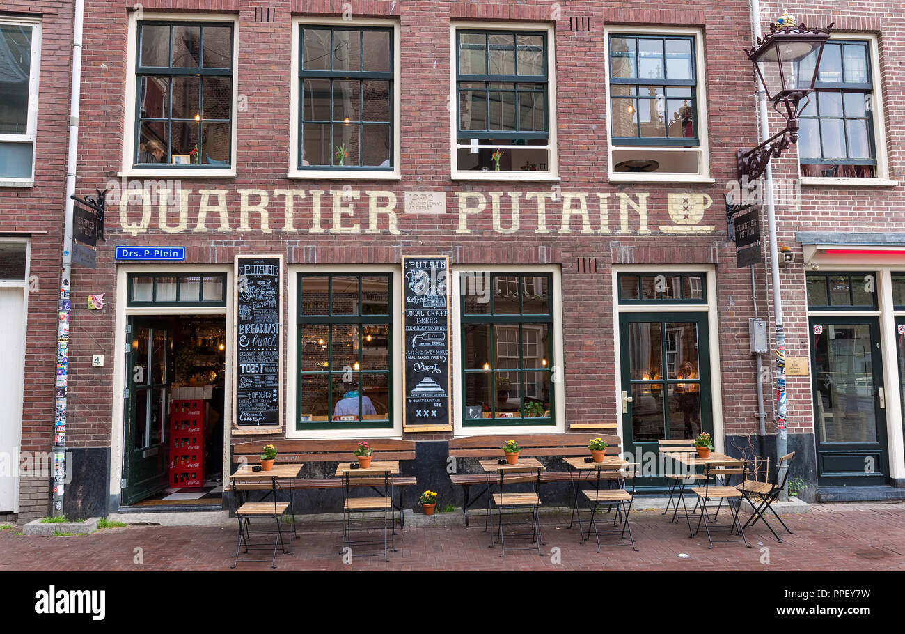 Cafe Quartier Putain situato proprio accanto a Oude Kerk città s più antica costruzione , Amsterdam, Paesi Bassi. Foto Stock